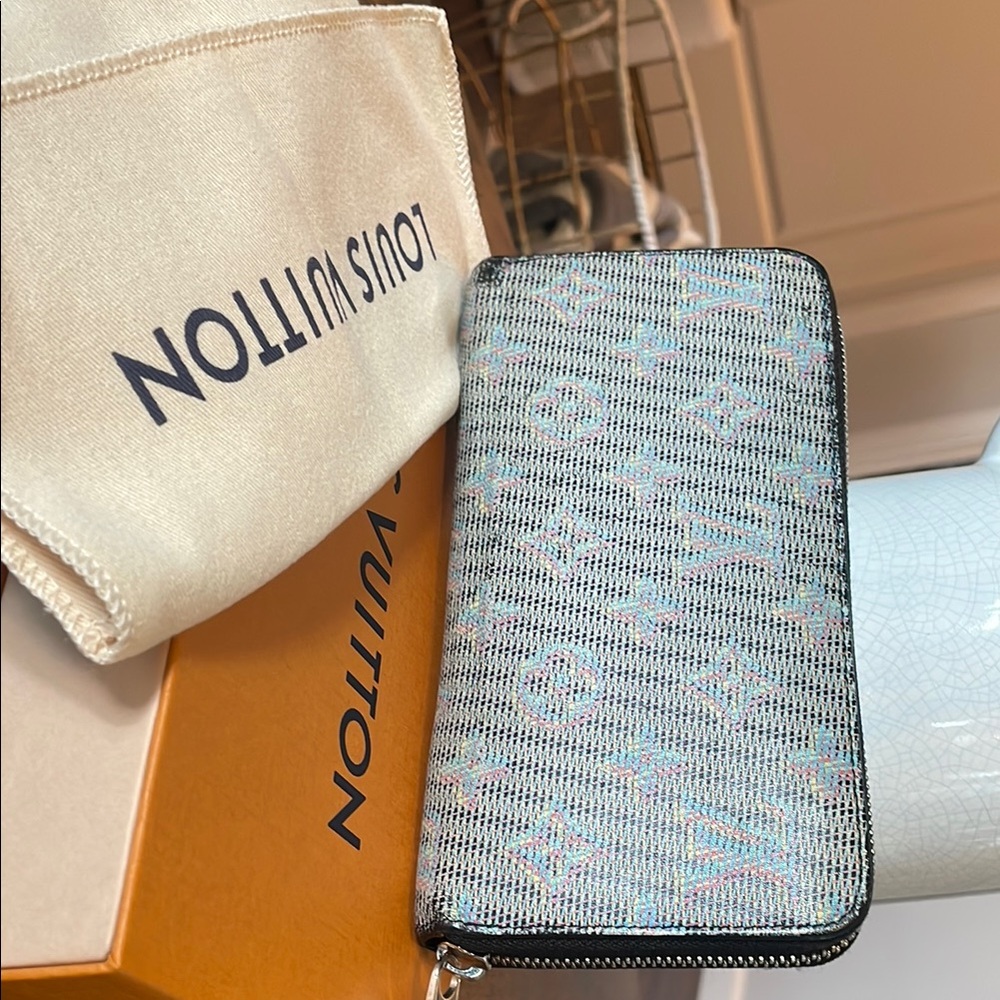 Louis Vuitton LIMITED EDITION Pop Monogram Zippy Wallet!! - Picture 3 of 15